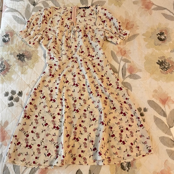 Floral Short Puff Sleeved Dress - Picture 8 of 9